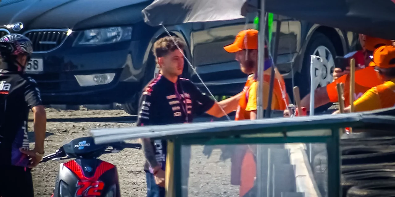 Un emocionado Bezzecchi se disculpa con el marshal