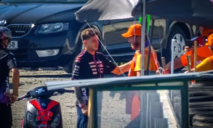 Un emocionado Bezzecchi se disculpa con el marshal