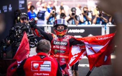 Triplete 100: domingo de récord para Ducati Corse que, en el año del centenario de Ducati, alcanza las 100 victorias en MotoGP con el equipo oficial en Balaton Park
