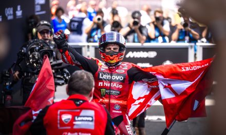 Triplete 100: domingo de récord para Ducati Corse que, en el año del centenario de Ducati, alcanza las 100 victorias en MotoGP con el equipo oficial en Balaton Park
