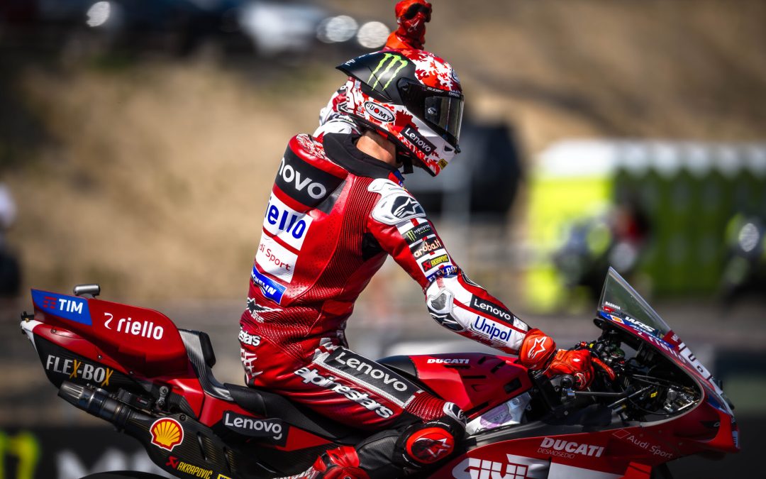 Francesco Bagnaia y el Ducati Lenovo Team ganan la Sprint en Brno. Marc Márquez en el podio en tercera posición