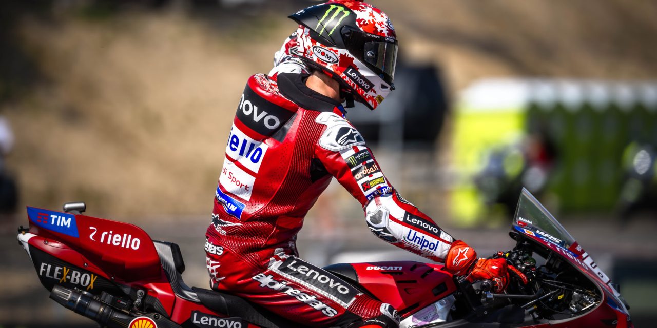 Francesco Bagnaia y el Ducati Lenovo Team ganan la Sprint en Brno. Marc Márquez en el podio en tercera posición
