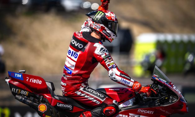 Francesco Bagnaia y el Ducati Lenovo Team ganan la Sprint en Brno. Marc Márquez en el podio en tercera posición