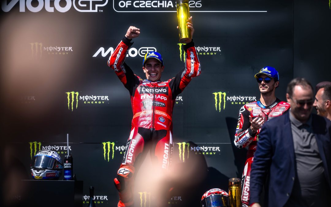 Marc Márquez y el Ducati Lenovo Team logran una victoria fenomenal en Brno. Francesco Bagnaia, en el podio en tercera posición
