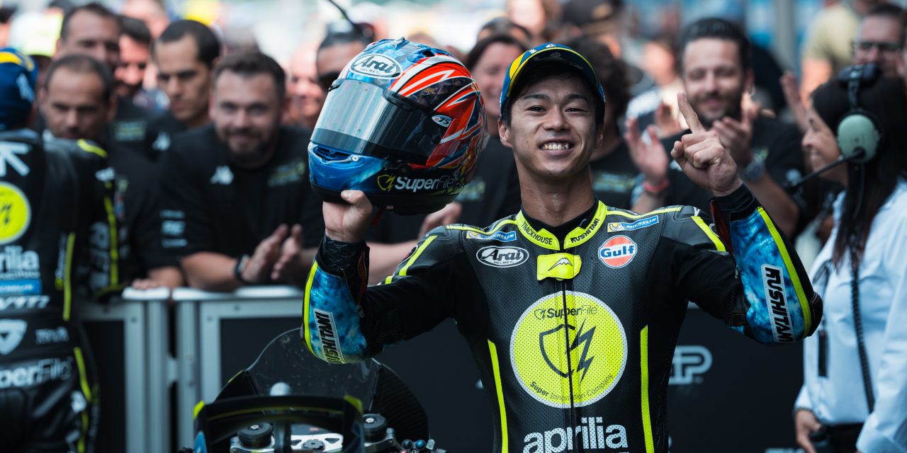 Ai Ogura hace sonar el himno de Japón en un carrera de MotoGP 22 años después