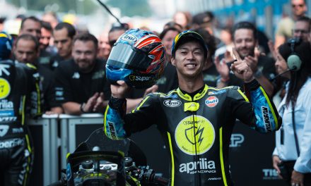 Ai Ogura hace sonar el himno de Japón en un carrera de MotoGP 22 años después