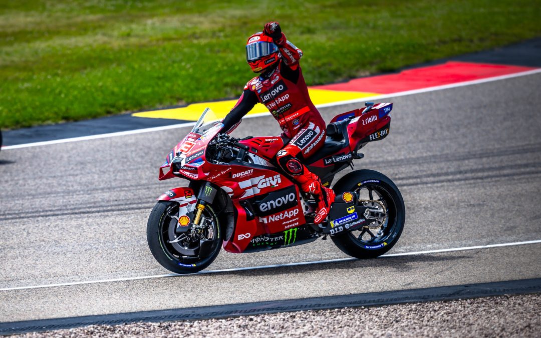 Marc Márquez y el Ducati Lenovo Team dominan y ganan la carrera de Sachsenring. Francesco Bagnaia, sexto