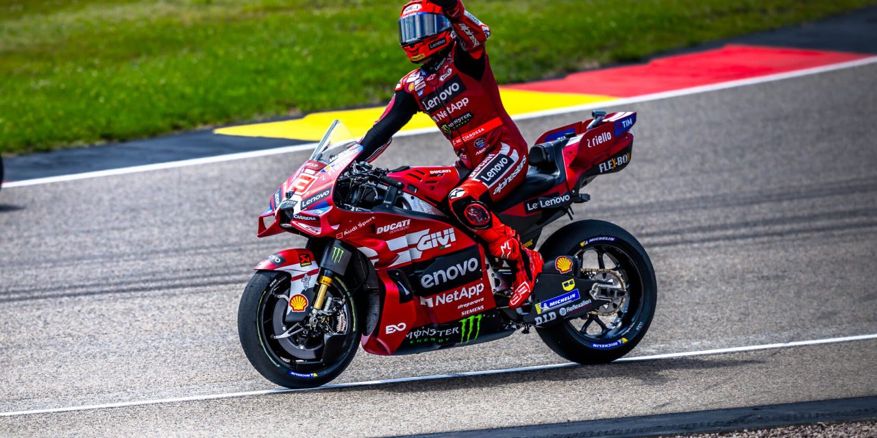 Marc Márquez y el Ducati Lenovo Team dominan y ganan la carrera de Sachsenring. Francesco Bagnaia, sexto