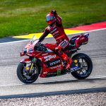 Marc Márquez y el Ducati Lenovo Team dominan y ganan la carrera de Sachsenring. Francesco Bagnaia, sexto