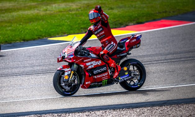 Marc Márquez y el Ducati Lenovo Team dominan y ganan la carrera de Sachsenring. Francesco Bagnaia, sexto