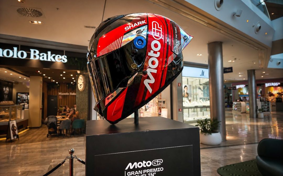 Puerto Venecia da la bienvenida al Gran Premio Michelin de Aragón con un casco gigante, videojuegos y una gran oportunidad