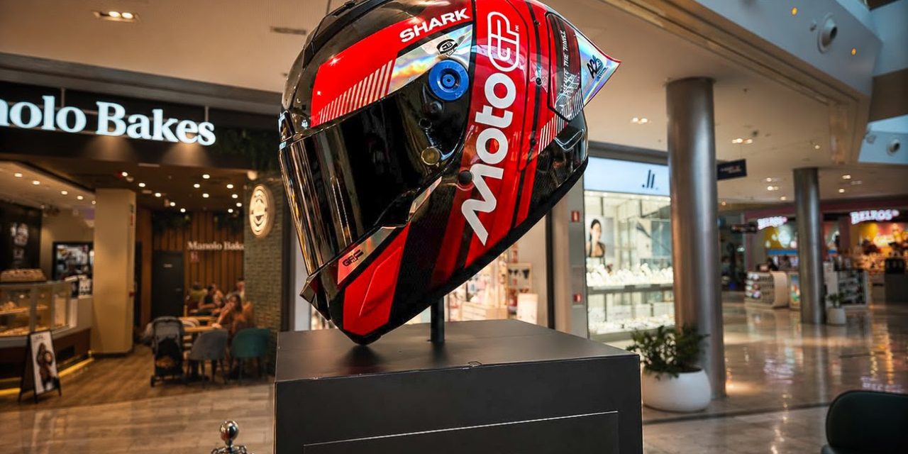 Puerto Venecia da la bienvenida al Gran Premio Michelin de Aragón con un casco gigante, videojuegos y una gran oportunidad