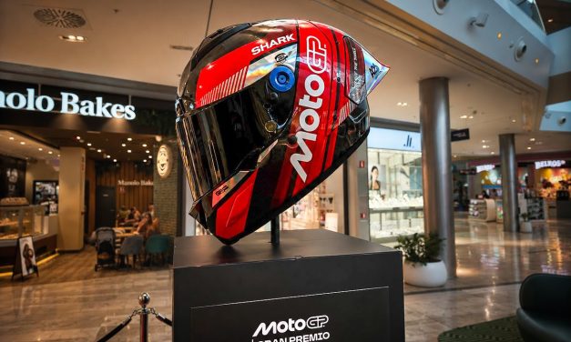 Puerto Venecia da la bienvenida al Gran Premio Michelin de Aragón con un casco gigante, videojuegos y una gran oportunidad