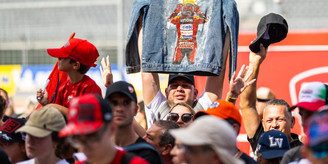 El Pit Lane Walk reúne a miles de aficionados antes de que las motos salgan a pista en el viernes del Gran Premio Michelin de Aragón