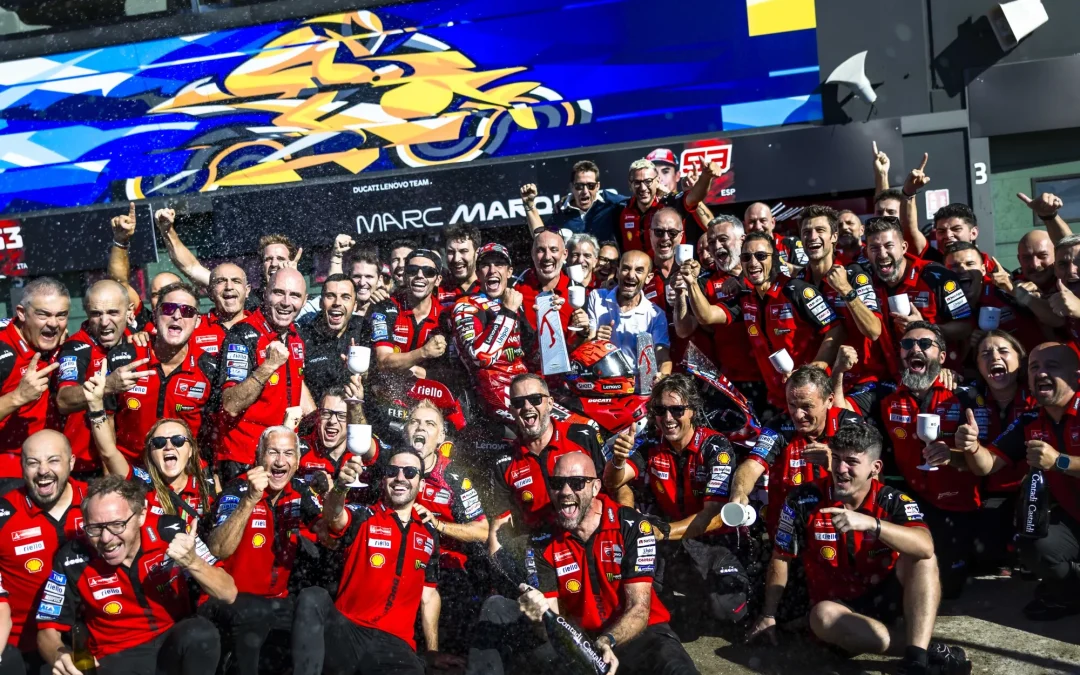 Marc Márquez y el Ducati Lenovo Team triunfan en Misano y se colocan al frente de la clasificación. Ducati asciende al primer puesto de la clasificación de constructores. Caída para Francesco Bagnaia