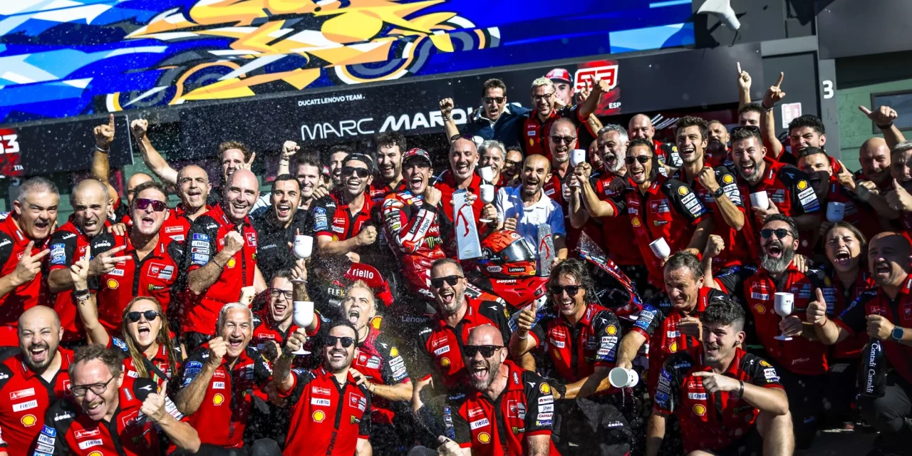 Marc Márquez y el Ducati Lenovo Team triunfan en Misano y se colocan al frente de la clasificación. Ducati asciende al primer puesto de la clasificación de constructores. Caída para Francesco Bagnaia