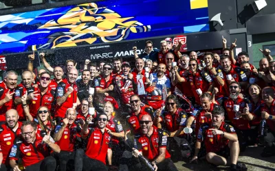 Marc Márquez y el Ducati Lenovo Team triunfan en Misano y se colocan al frente de la clasificación. Ducati asciende al primer puesto de la clasificación de constructores. Caída para Francesco Bagnaia