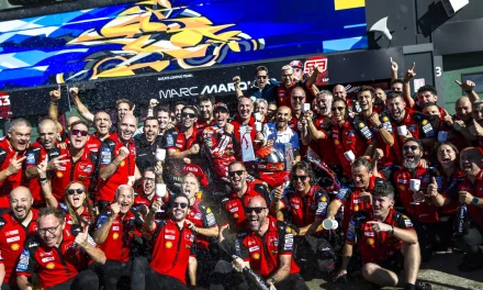 Marc Márquez y el Ducati Lenovo Team triunfan en Misano y se colocan al frente de la clasificación. Ducati asciende al primer puesto de la clasificación de constructores. Caída para Francesco Bagnaia