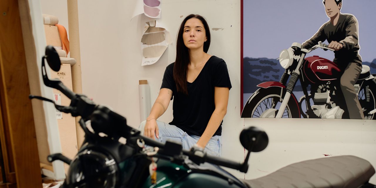 Ducati celebra su centenario en ESTAMPA junto a la artista Adriana Oliver