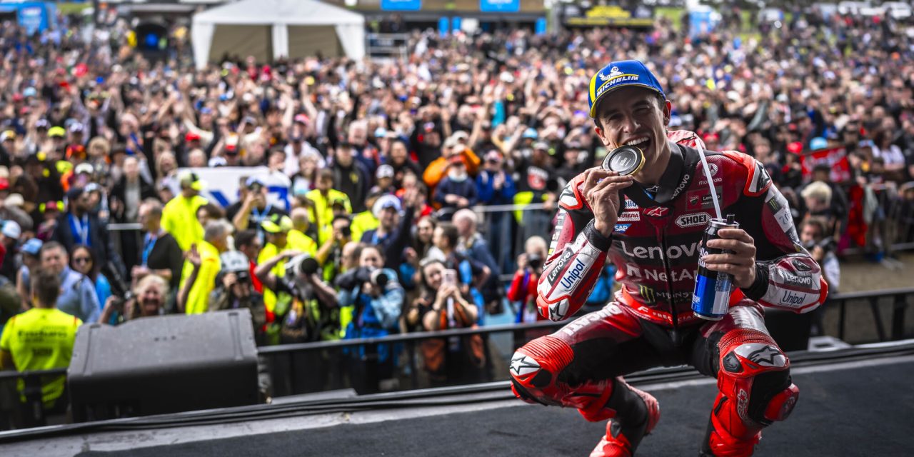 Marc Márquez gana la Sprint de Phillip Island con el Ducati Lenovo Team y vuelve al liderato de la clasificación de pilotos. Retirada para Francesco Bagnaia