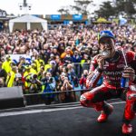 Marc Márquez gana la Sprint de Phillip Island con el Ducati Lenovo Team y vuelve al liderato de la clasificación de pilotos. Retirada para Francesco Bagnaia