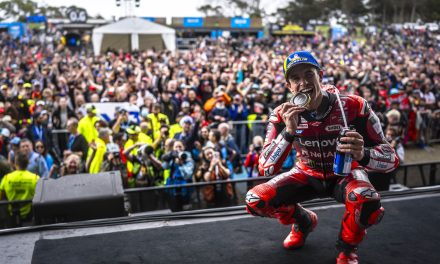 Marc Márquez gana la Sprint de Phillip Island con el Ducati Lenovo Team y vuelve al liderato de la clasificación de pilotos. Retirada para Francesco Bagnaia
